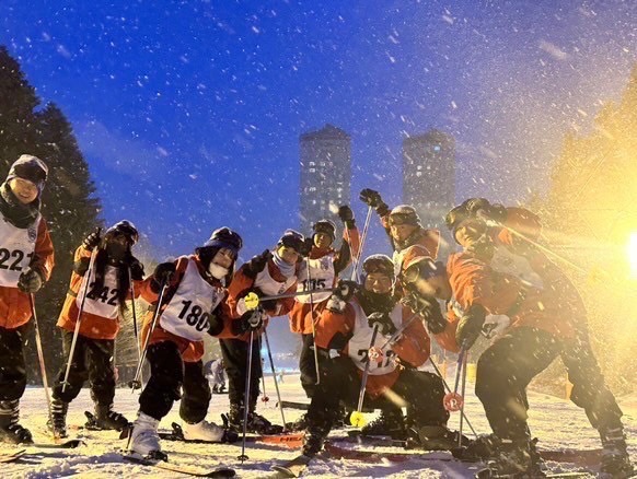 北海道の修学旅行中に21世紀枠候補校の選出を受けた横浜清陵の2年生部員たち（同校提供）