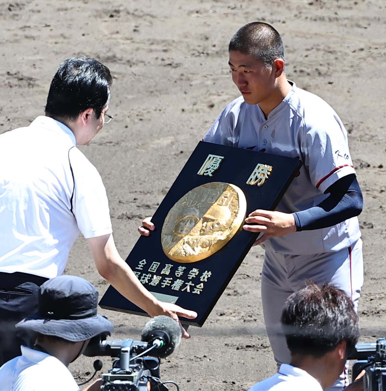 夏の甲子園で初優勝した京都国際エース中崎は優勝盾を受け取る