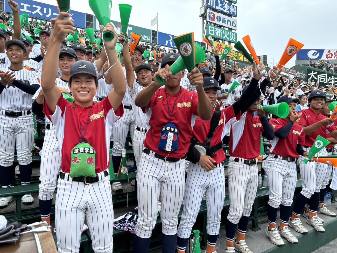 滋賀学園対青森山田　滋賀学園の荒井浩志応援団長（左端＝3年）らがアルプスから声援を送る（2024年8月撮影）