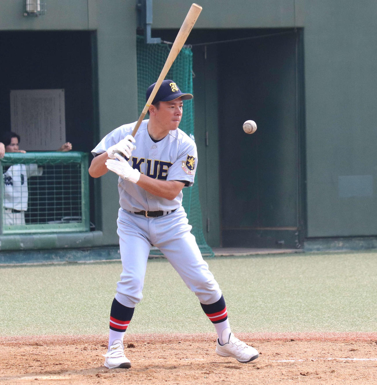 24年7月、試合前のシートノックをする仙台育英・須江監督
