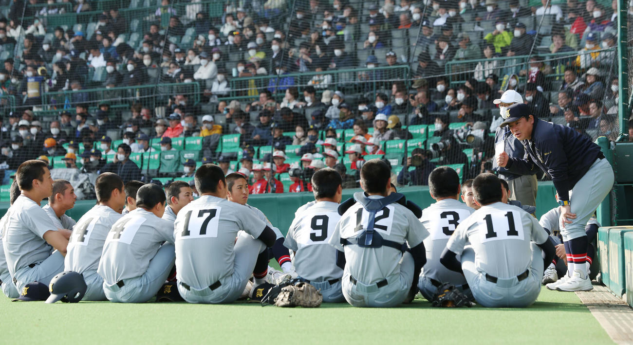 23年3月、報徳学園戦を前に選手たちにアドバイスを送る仙台育英・須江監督