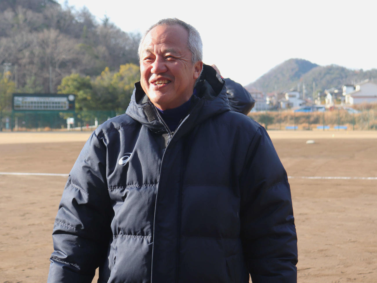 マイナス1度を記録した始動日の朝9時、練習場へ現れた東洋大姫路・岡田監督（撮影・中島麗）