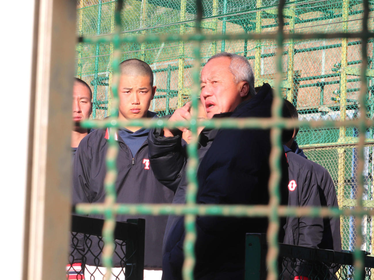 始動日の5日、練習前に約20分ほどナインへミーティングを行った東洋大姫路・岡田監督（撮影・中島麗）