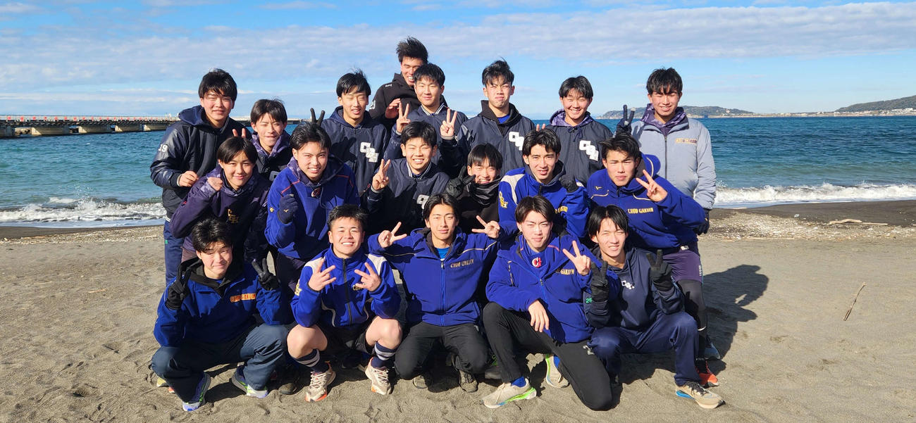 中央学院・館山キャンプ、砂浜でのトレーニングを終え、笑顔でピースサインを見せる中央学院の投手たち（撮影・保坂淑子）