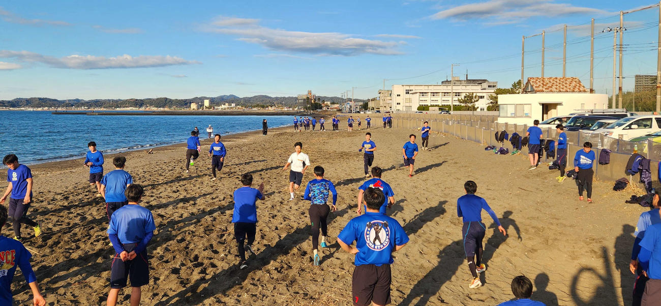 中央学院・館山キャンプ、砂浜でリレーで走り込みをする中央学院の野手たち（撮影・保坂淑子）