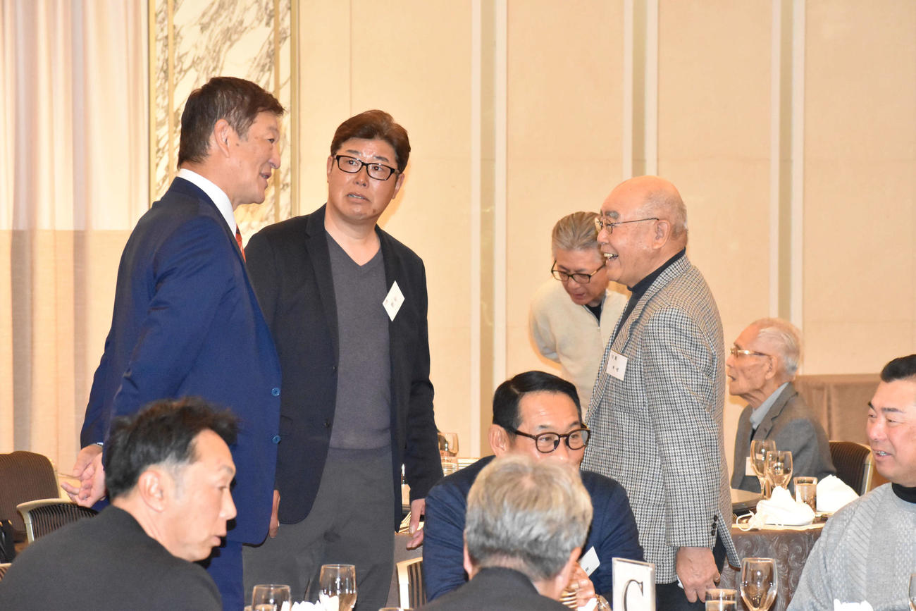 PL学園硬式野球部OB会懇親会で談笑する中村順司元監督（右）と野村弘樹氏（中央）、片岡篤史氏（撮影・古財稜明）