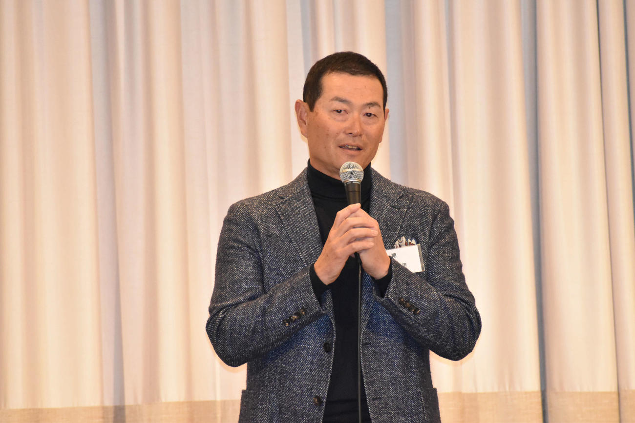 PL学園硬式野球部OB会懇親会の冒頭であいさつを行う桑田OB会長（撮影・古財稜明）