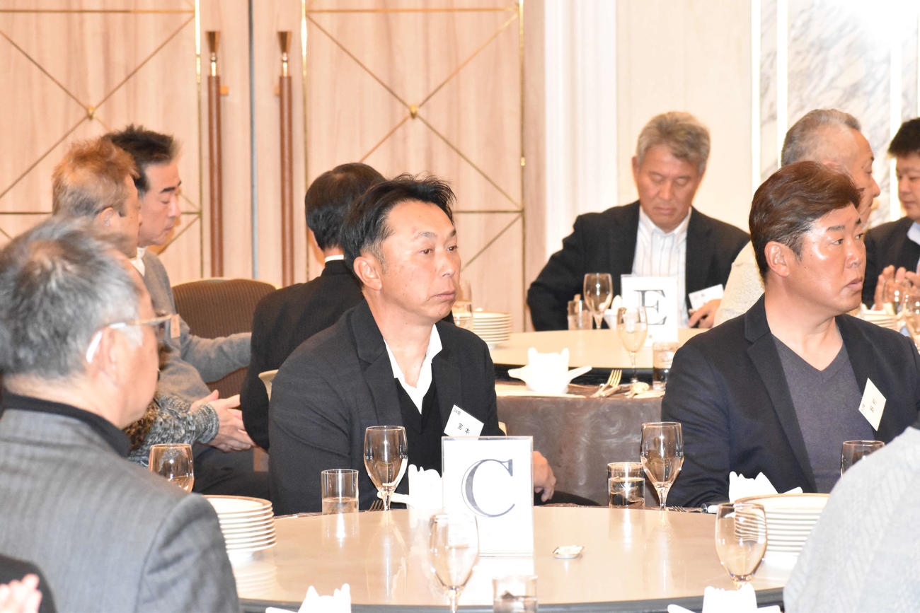 PL学園硬式野球部OB会懇親会の冒頭であいさつを行う桑田OB会長（撮影・古財稜明）