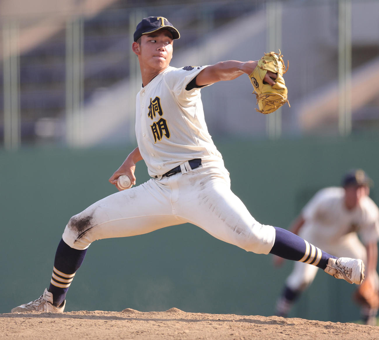 24年7月、西東京大会の富士森戦で力投する桐朋・森井翔太郎