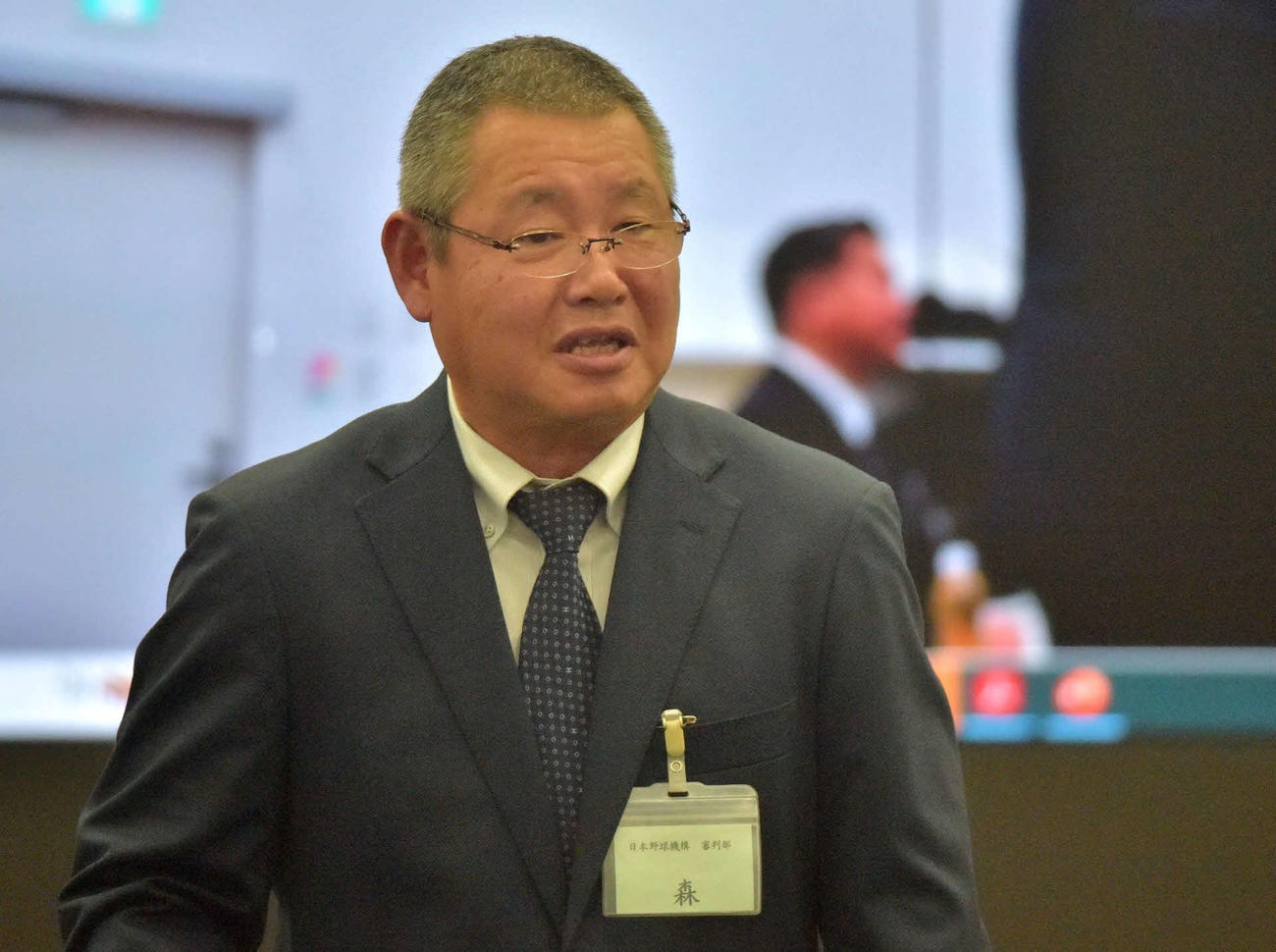 研修会の冒頭であいさつをするNPB森健次郎審判長