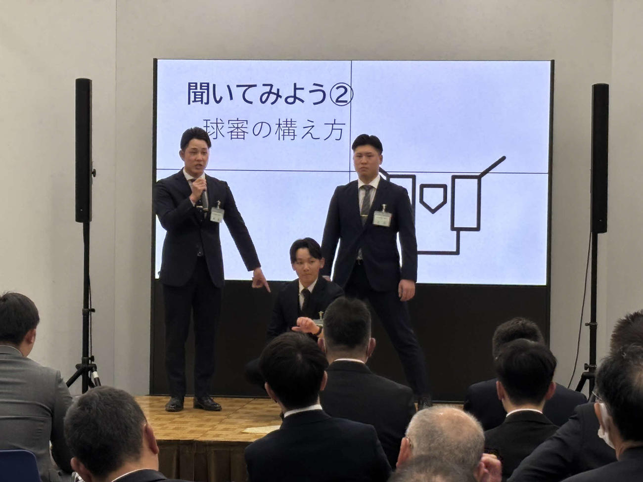 アマチュアの審判員に球審の構え方を伝えるNPB審判員