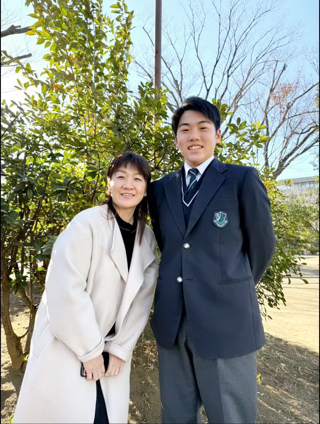 千葉・中央学院に合格した谷佳知、亮子さん（左）夫妻の次男晃明（家族提供）