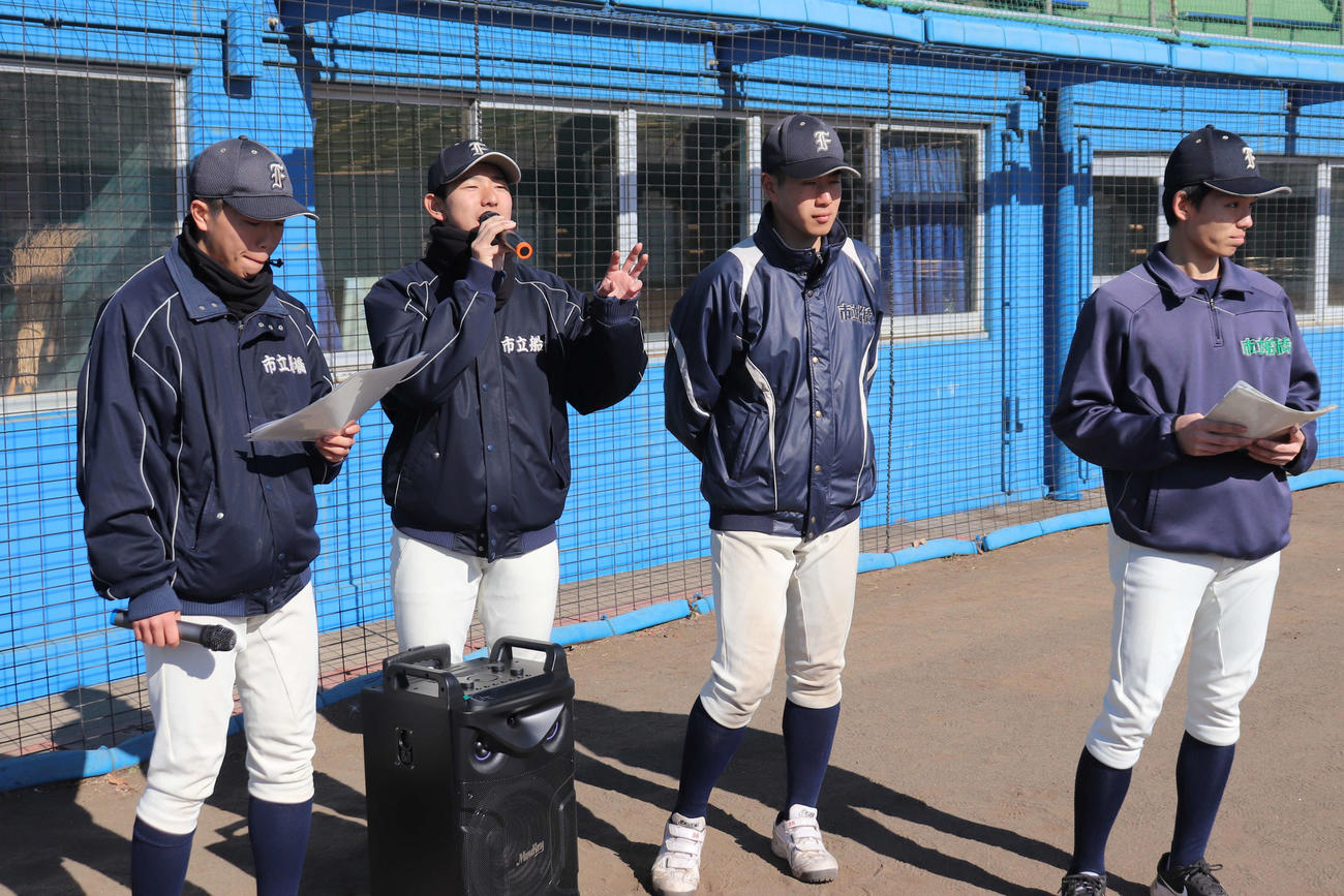 第3回いちふなスポーツフェスタで、司会を務めるのも野球の選手たち。進行表をもとに、順調に進めた（撮影・保坂淑子）