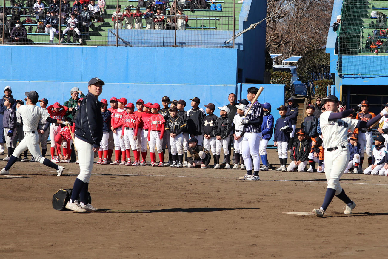 第3回いちふなスポーツフェスタで、小学生の前で、ロングティーを披露。柵越えに、大歓声が沸き起こる（撮影・保坂淑子）
