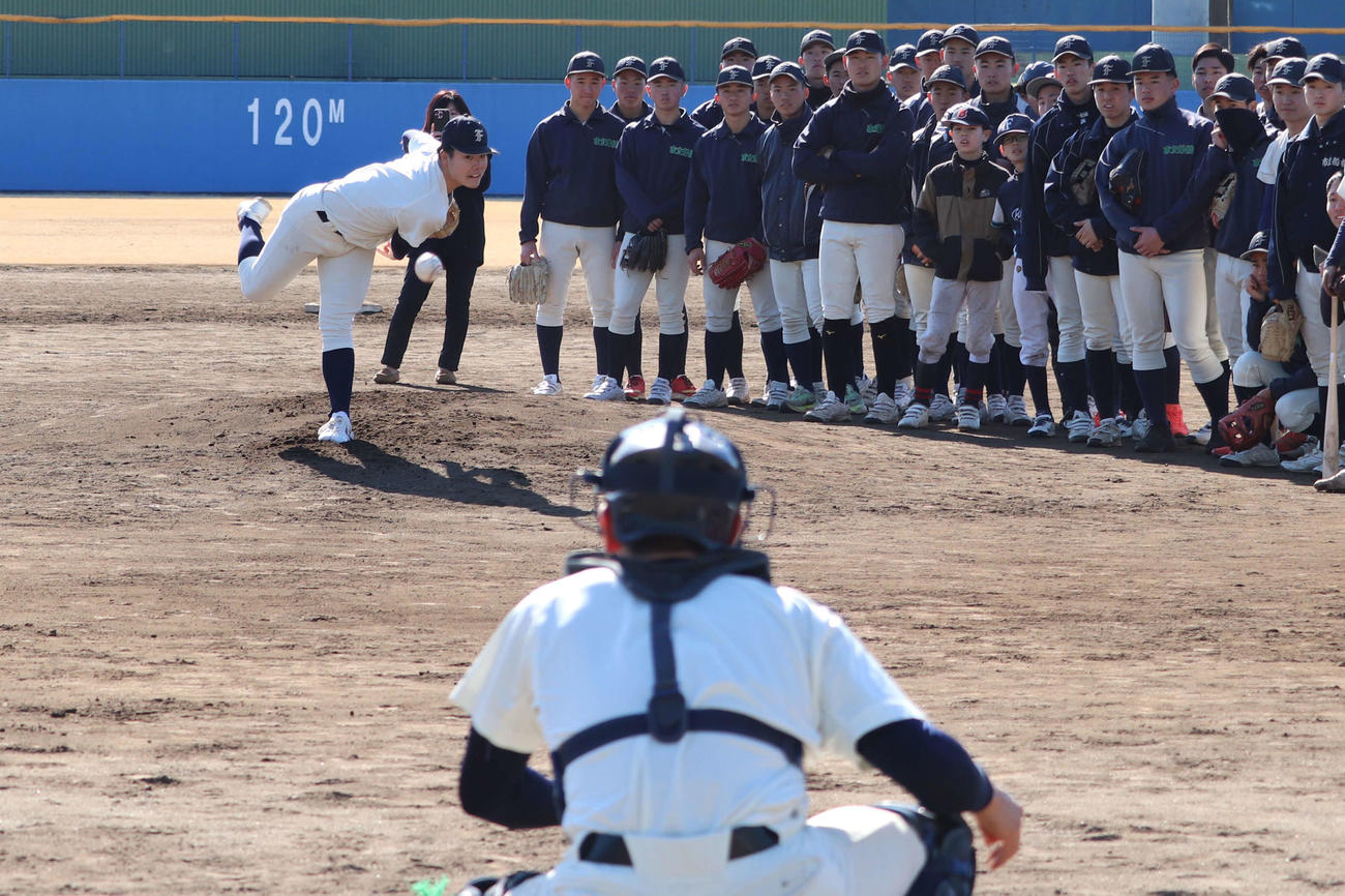 第3回いちふなスポーツフェスタで、ピッチングを披露する昨年のエース・工藤（撮影・保坂淑子）