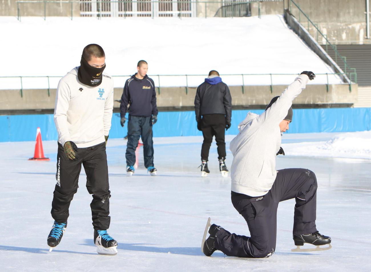 氷上トレーニングに打ち込む東海大札幌の選手ら（撮影・奥村晶治）