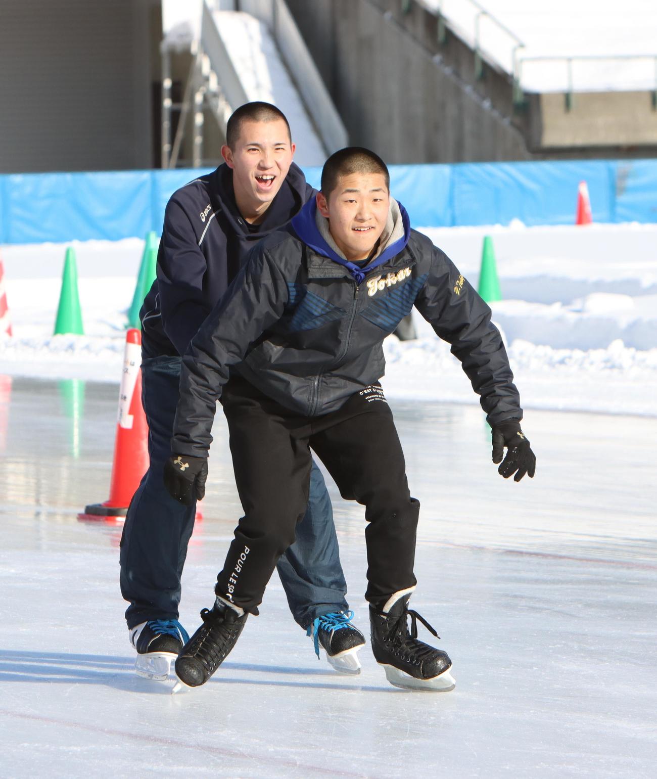 氷上トレーニングに打ち込む東海大札幌の選手ら（撮影・奥村晶治）