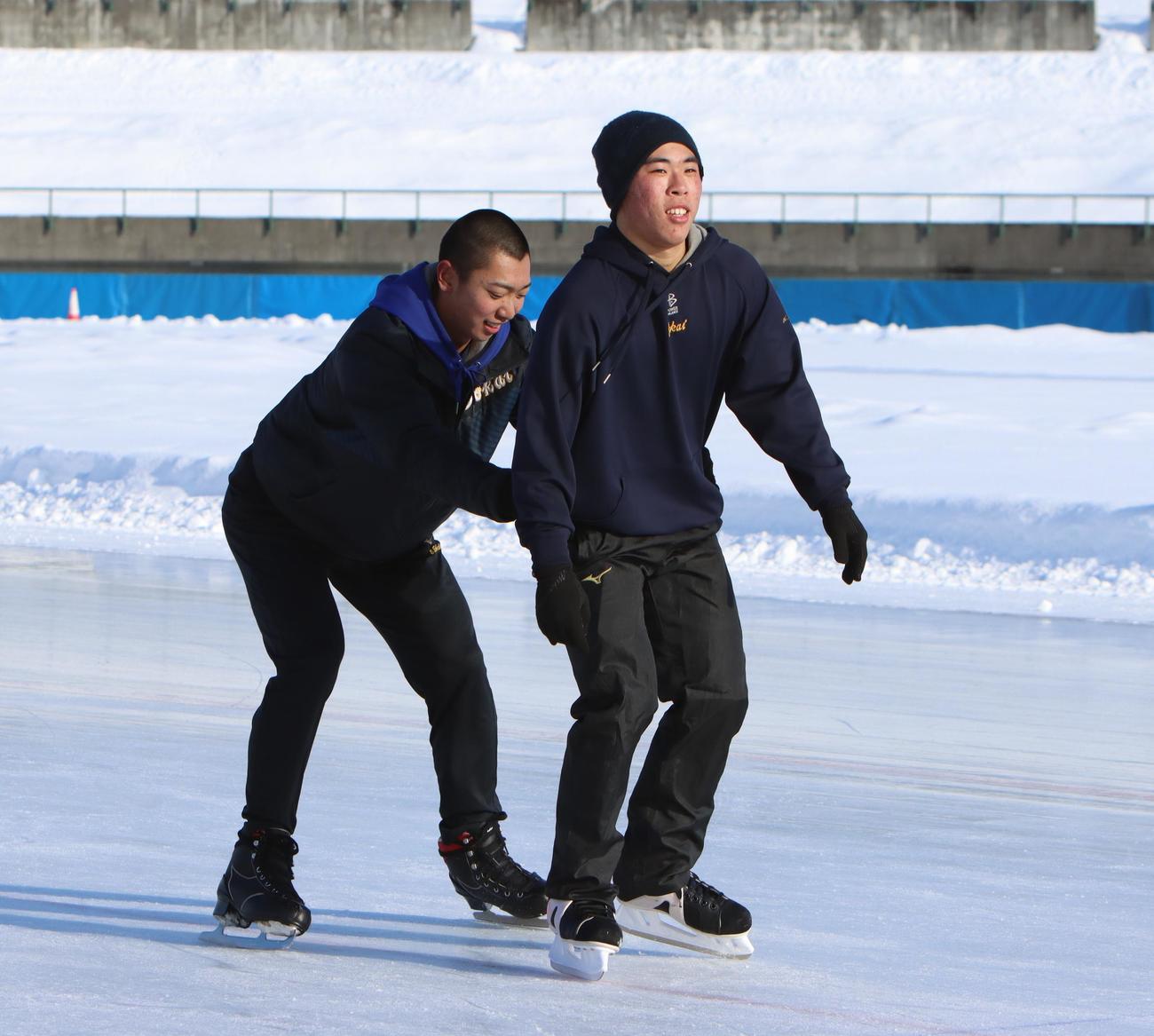 氷上トレーニングに打ち込む東海大札幌の選手ら（撮影・奥村晶治）