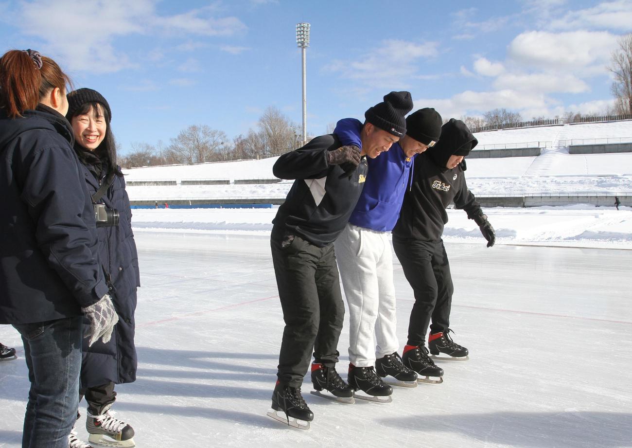 氷上トレーニング？に打ち込む東海大札幌の選手ら（撮影・奥村晶治）