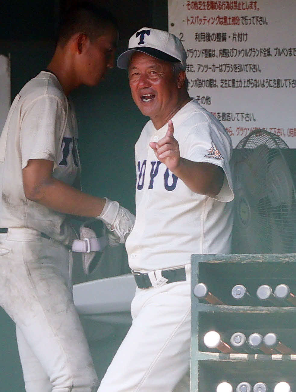 24年7月、兵庫大会準々決勝　神戸国際大付対東洋大姫路　4回裏、選手に指示を送る東洋大姫路・岡田監督（手前）