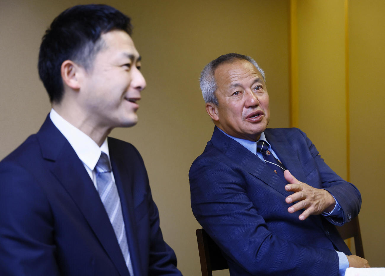 高校野球を語り合う大社・石飛文太監督（左）と東洋大姫路・岡田龍生監督（撮影・藤尾明華）