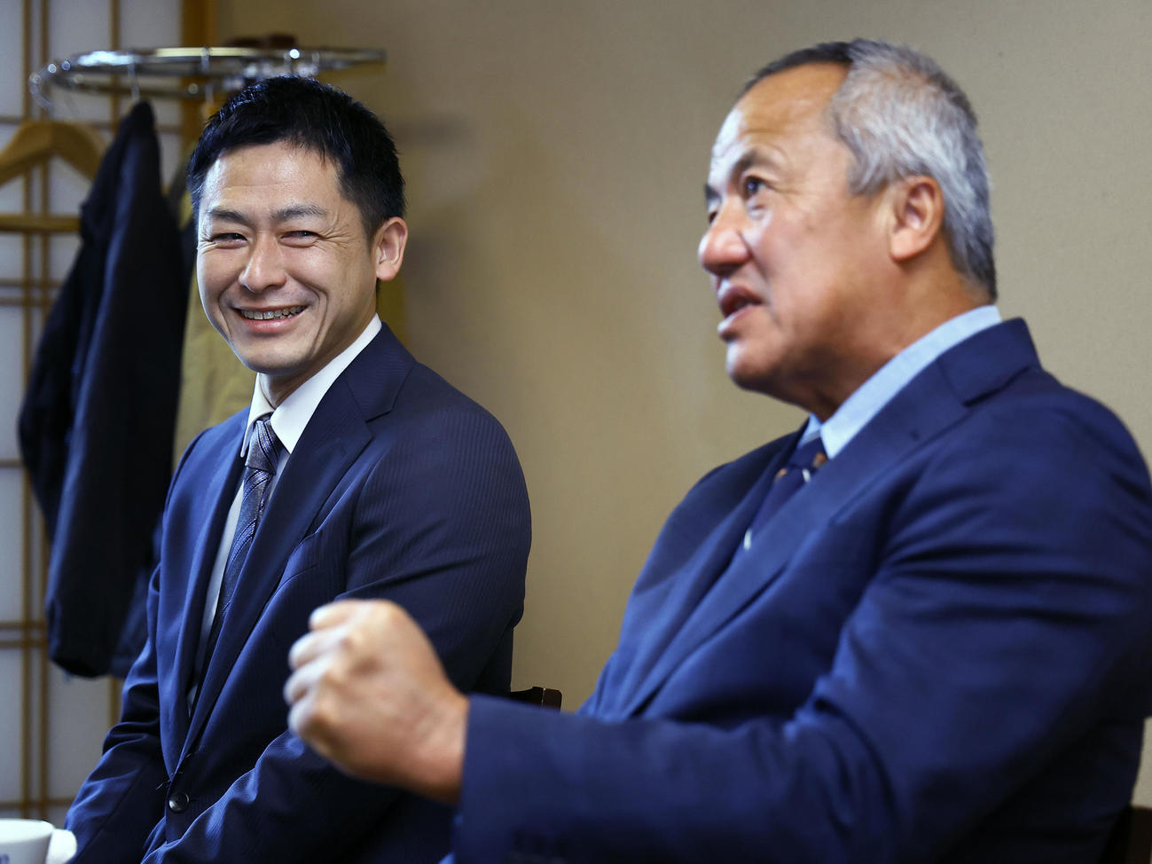 高校野球を語り合う大社・石飛文太監督（左）と東洋大姫路・岡田龍生監督（撮影・藤尾明華）