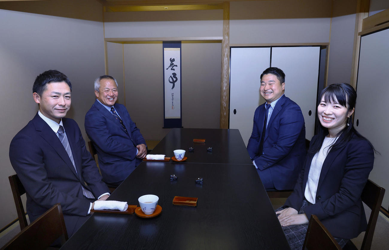 左から大社・石飛文太監督、東洋大姫路・岡田龍生監督、日刊スポーツ古財稜明記者、朝日新聞大坂尚子記者（撮影・藤尾明華）