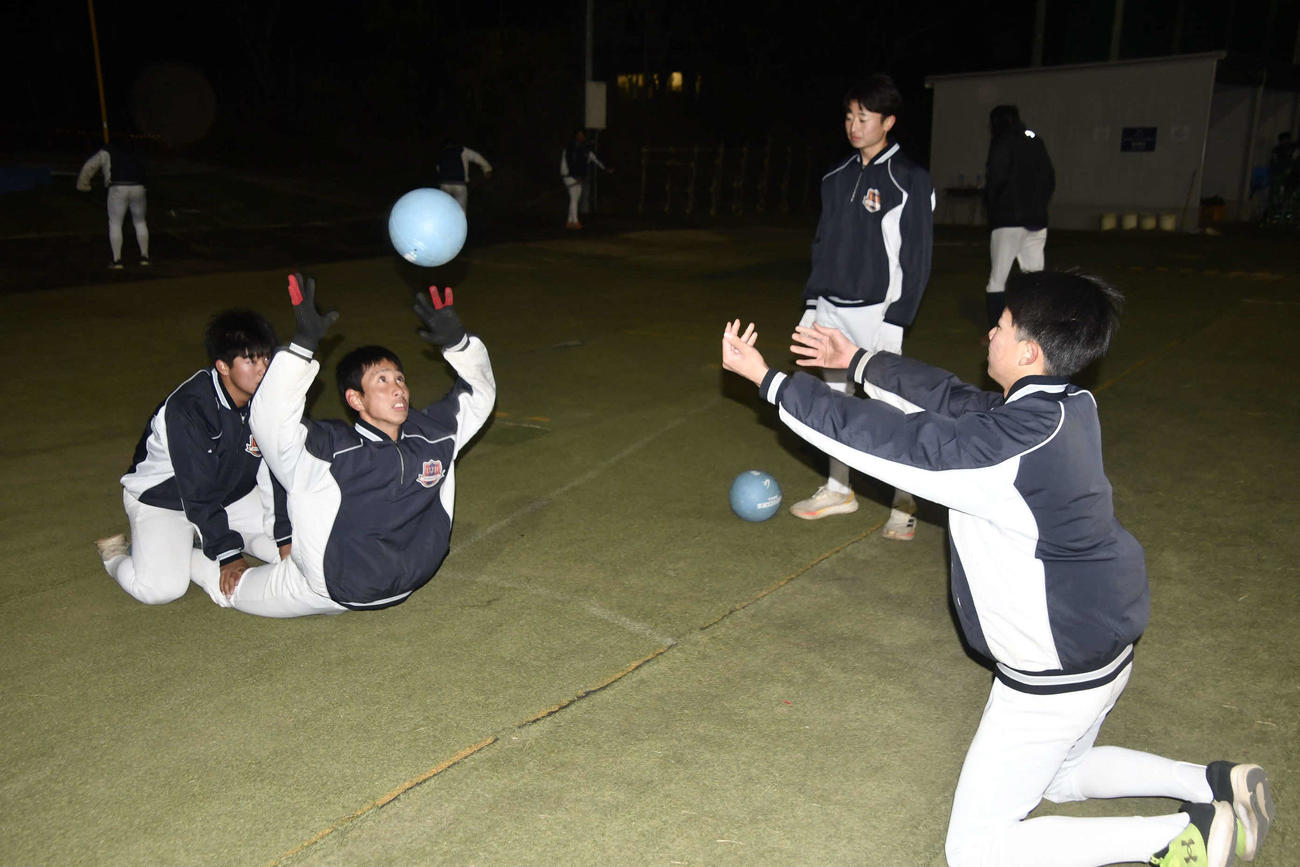 トレーニングに励む浦和実業の部員たち（撮影・平山連）