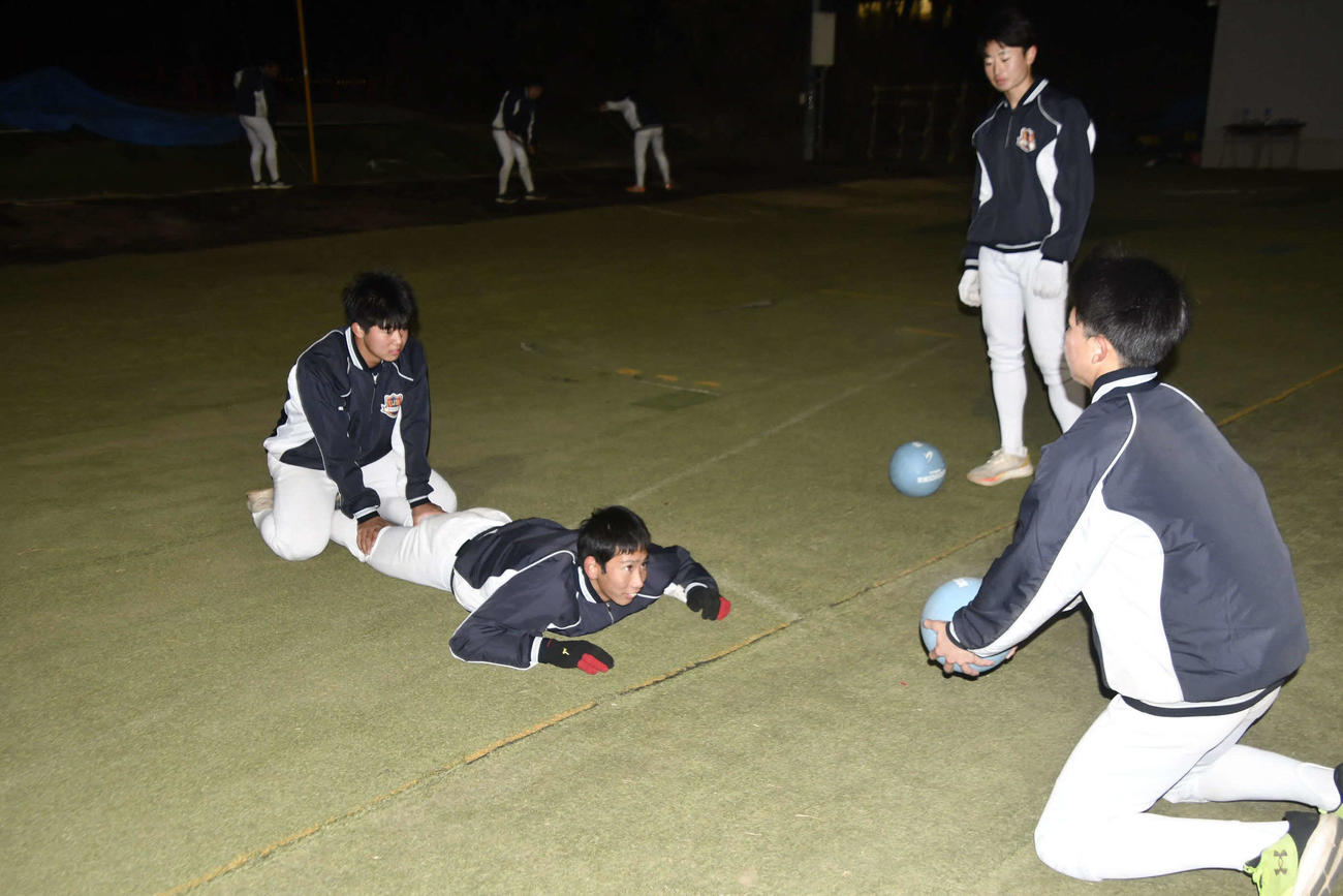 トレーニングに励む浦和実業の部員たち（撮影・平山連）