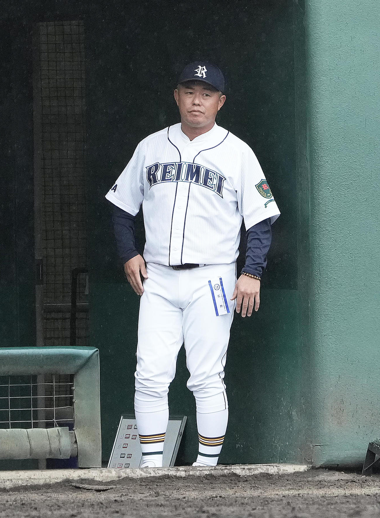 24年10月、千葉黎明対山梨学院　戦況を見つめる千葉黎明・中野監督