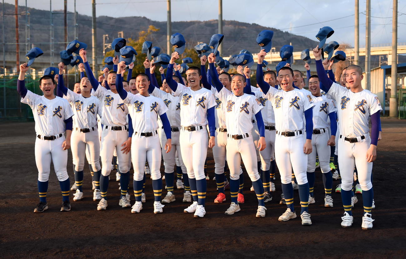 センバツ出場を喜ぶ聖光学院ナイン（撮影・山田愛斗）