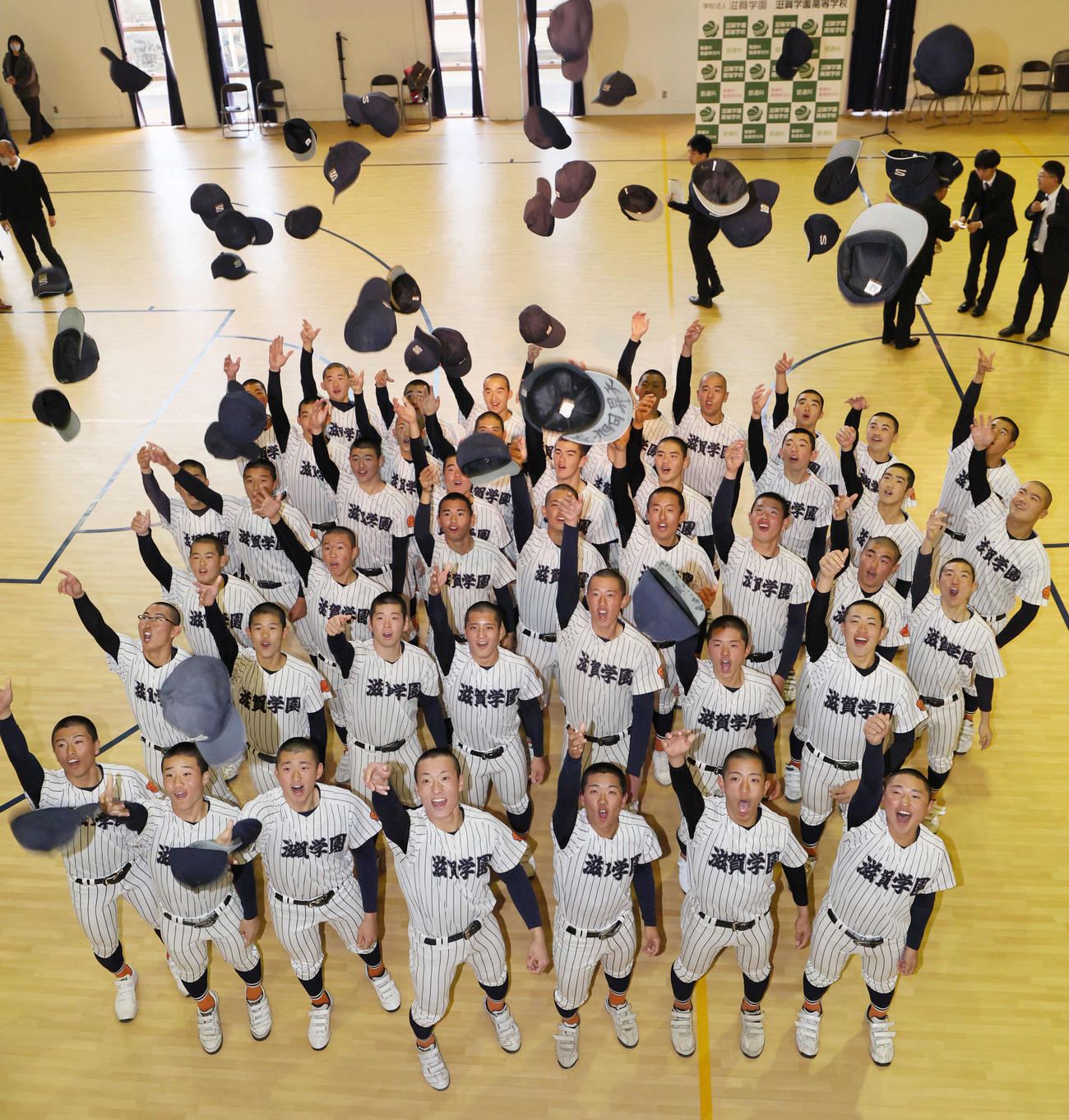 センバツ出場を決めて喜ぶ滋賀学園ナイン（撮影・宮崎幸一）