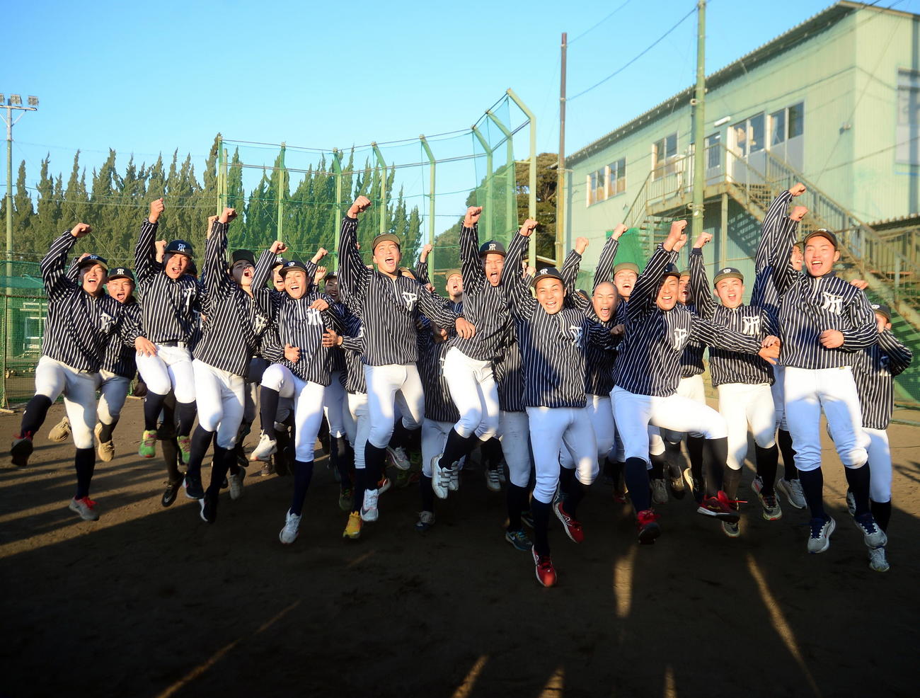 2年ぶり6度目のセンバツ出場が決まり、歓喜する常葉大菊川の選手たち（撮影・前田和哉）