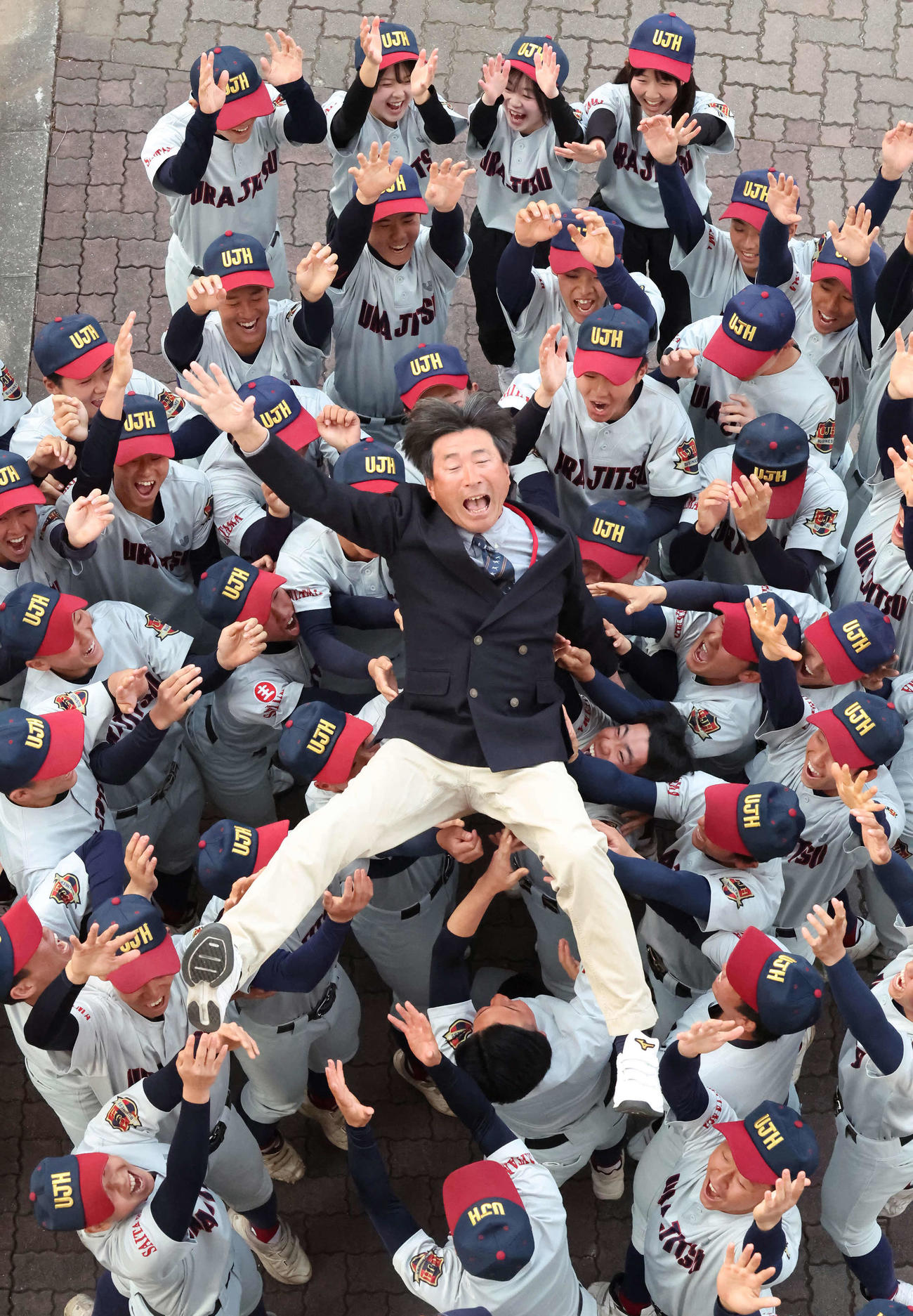 辻川監督を胴上げして、春夏通じて初の甲子園出場を喜ぶ浦和実の選手たち（撮影・丹羽敏通）