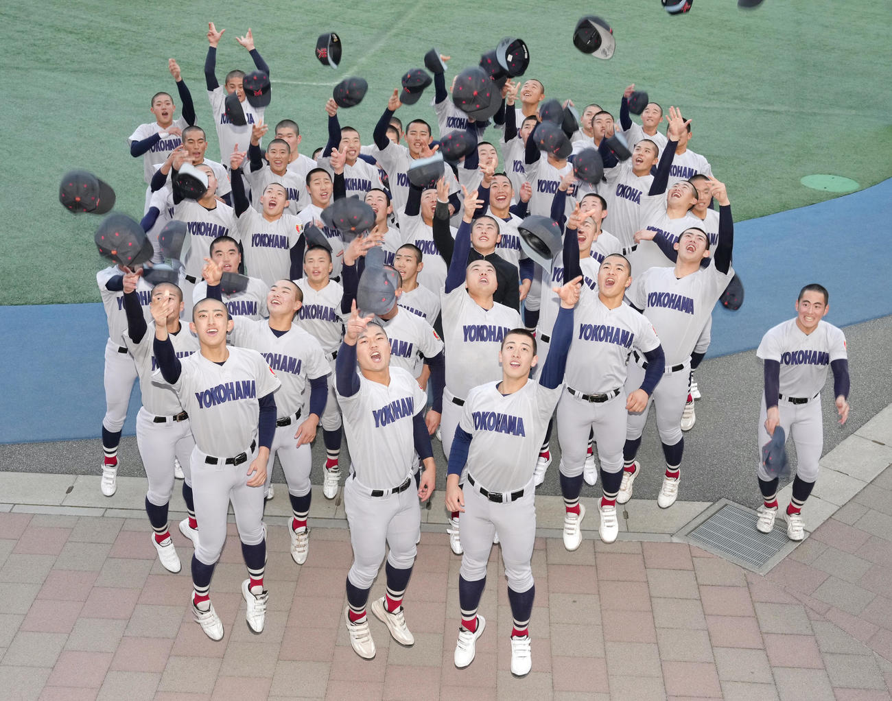センバツ出場が決まり喜ぶ横浜の選手たち（撮影・足立雅史）