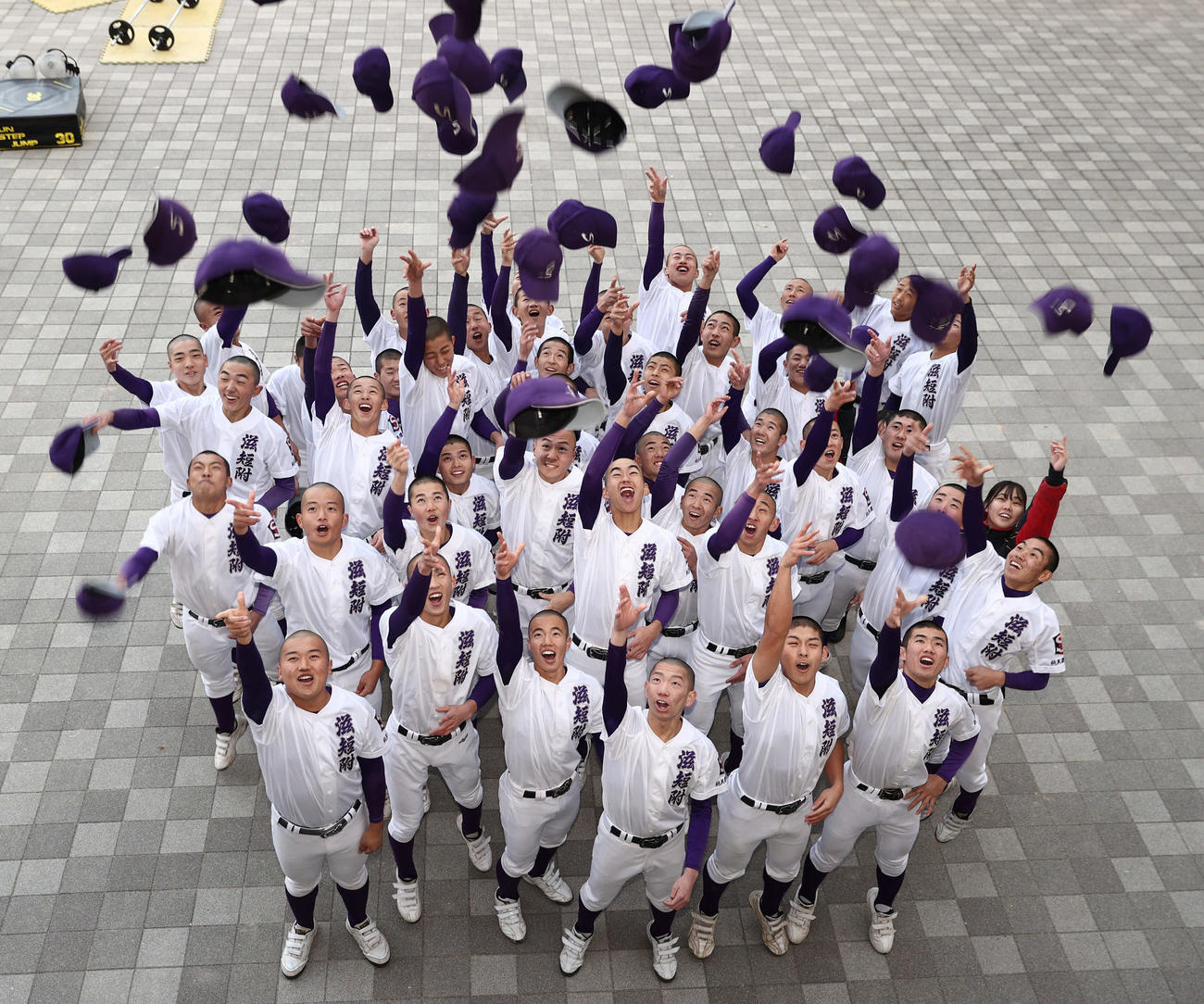 春夏通じて初の甲子園出場が決まった滋賀短大付ナインは帽子を投げて喜ぶ（撮影・西尾就之）