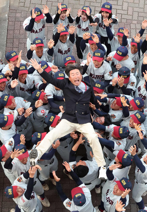 辻川監督を胴上げして、春夏通じて初の甲子園出場を喜ぶ浦和実の選手たち（撮影・丹羽敏通）