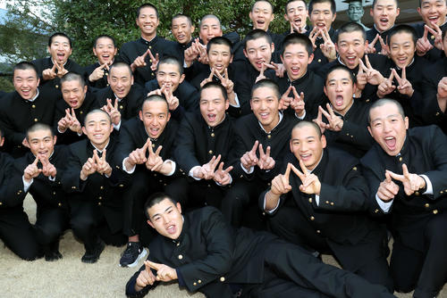センバツ出場を決め「W」のポーズで喜ぶ中村（中央）ら早実の選手たち（撮影・河田真司）