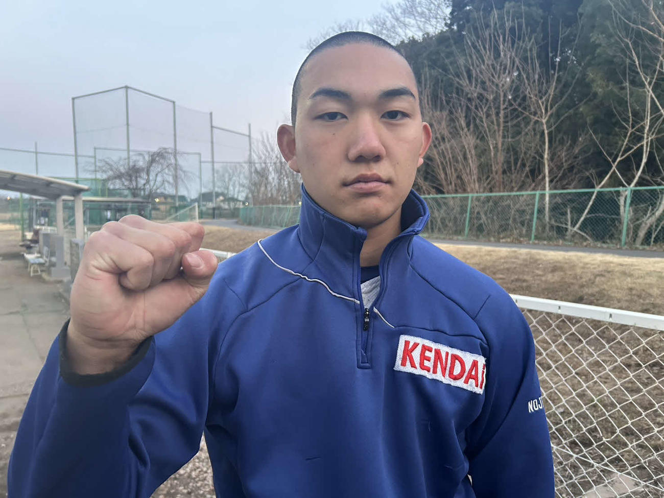 気合の入った表情でポーズを取る健大高崎・石垣（撮影・平山連）