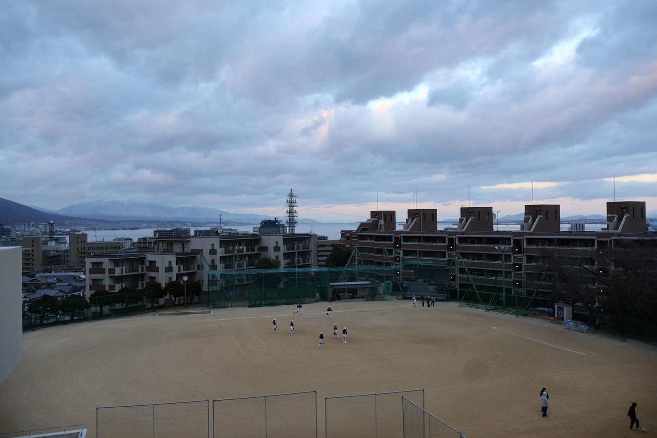 滋賀短大付の校舎の外階段からは、建物の奥に琵琶湖を望む