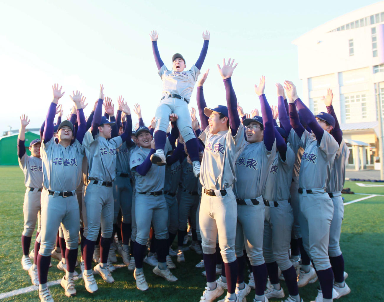 中村主将を胴上げする花巻東ナイン（撮影・高橋香奈）