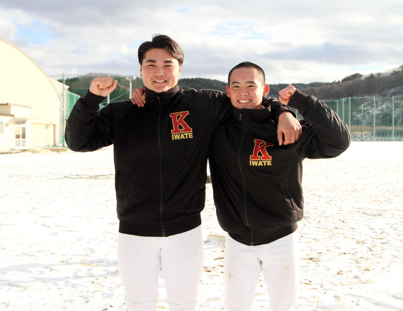 肩を組み、ガッツポーズする久慈バッテリーの宇部奨（右）と和野（撮影・木村有優）