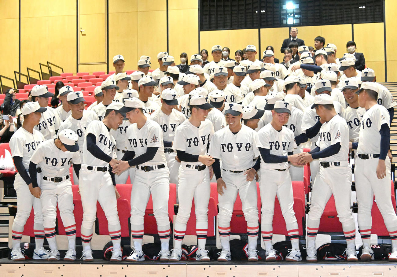 センバツ出場を決め喜ぶ東洋大姫路ナイン（撮影・石井愛子）