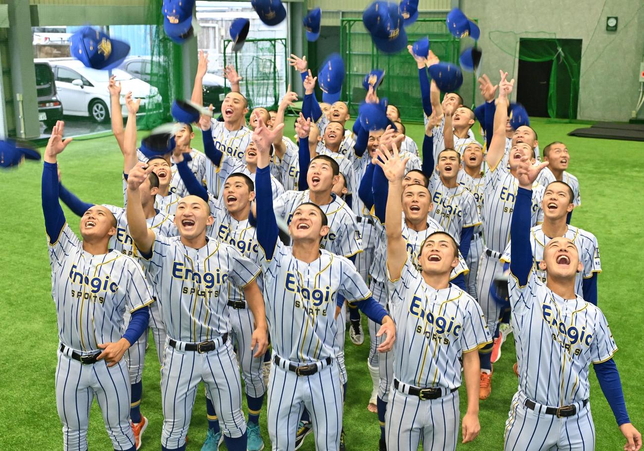センバツ出場が決まり帽子を投げて喜ぶエナジックスポーツナイン（沖縄タイムス提供）