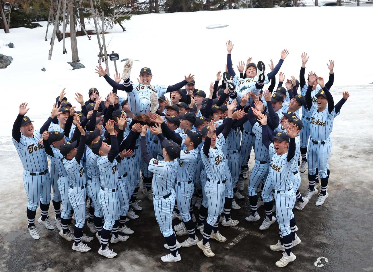 センバツ出場を決め山口（左）矢吹の両主将を胴上げする東海大札幌ナイン（撮影・黒川智章）