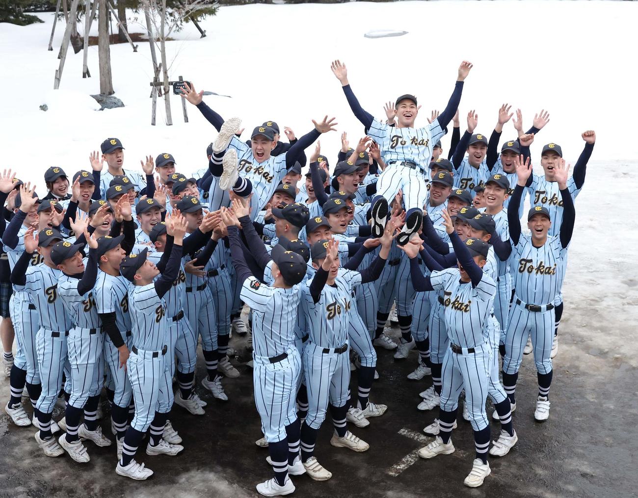 センバツ出場を決め山口（左）矢吹の両主将を胴上げする東海大札幌ナイン（撮影・黒川智章）