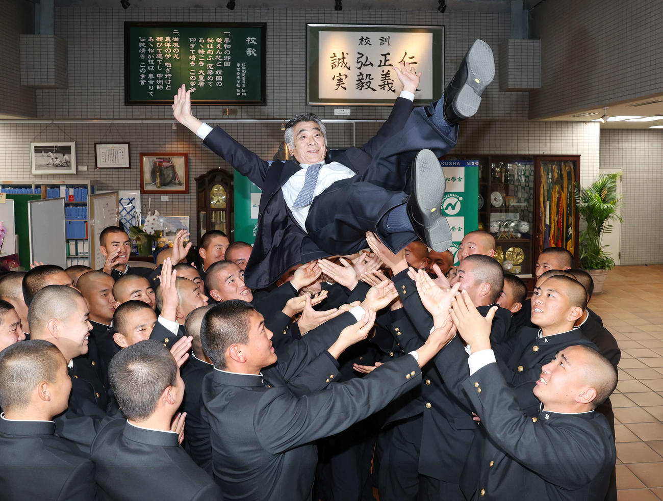 センバツ出場を決め選手たちに胴上げされる二松学舎大付・市原監督（撮影・宮地輝）