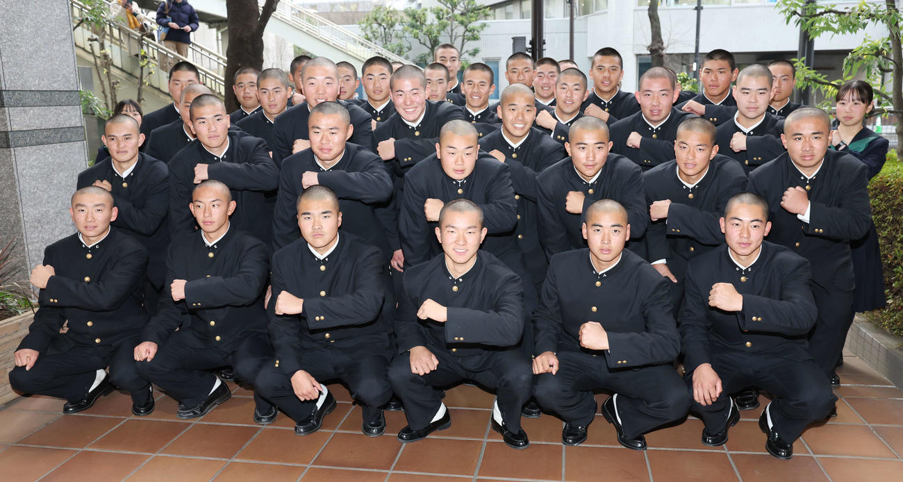 センバツ出場を決め喜ぶ二松学舎大付の選手たち（撮影・宮地輝）