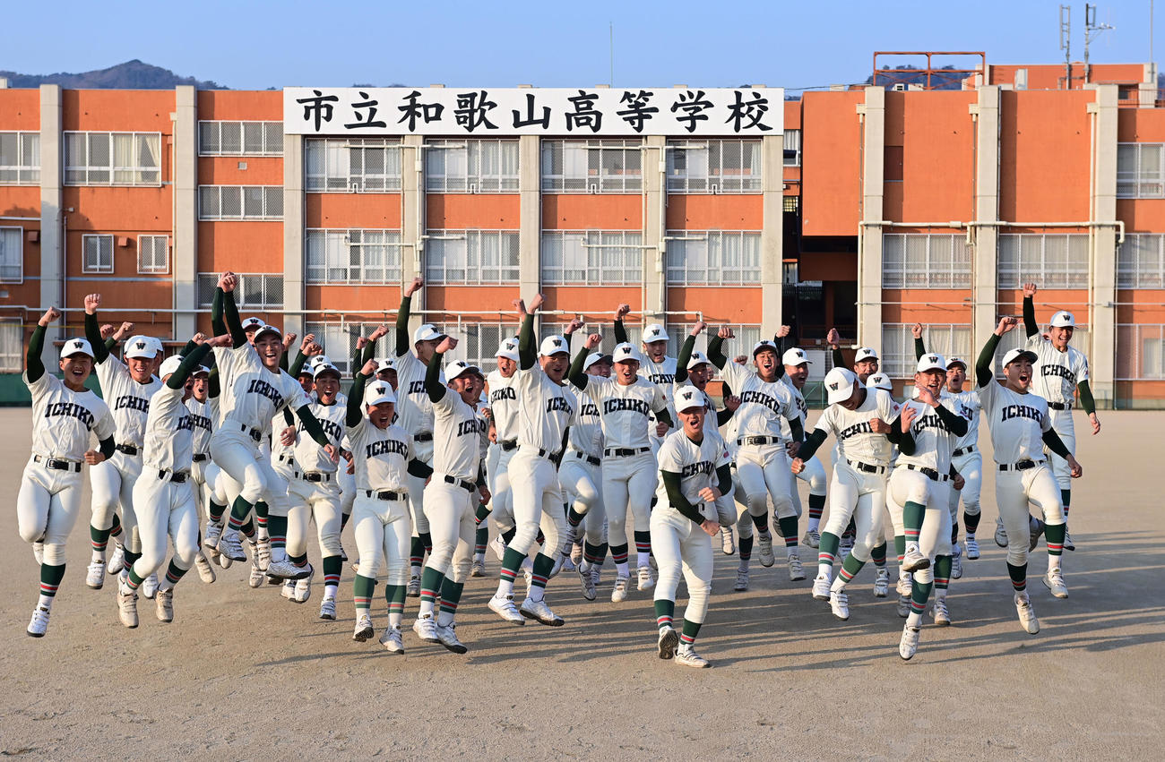 センバツ出場が決まりジャンプして喜ぶ市和歌山の選手ら（撮影・和賀正仁）