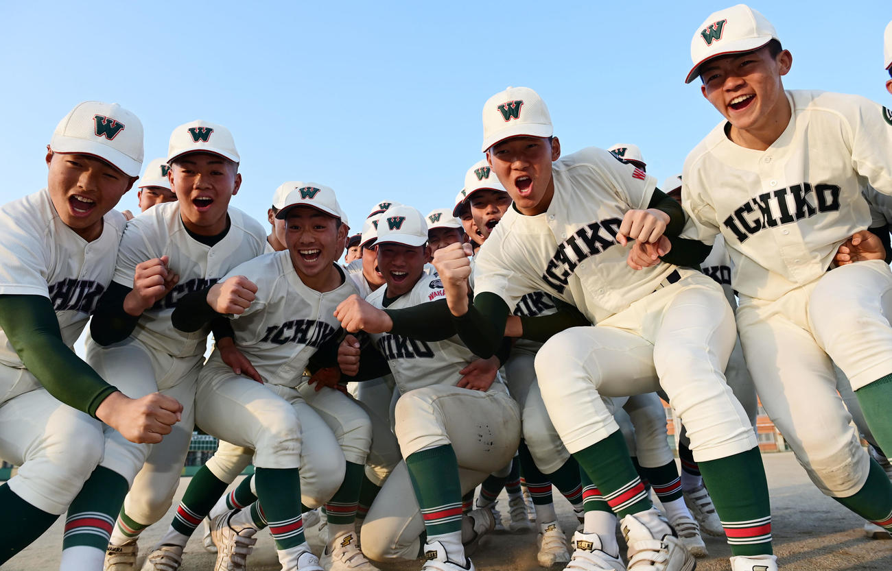 センバツ出場が決まりガッツポーズで喜ぶ市和歌山の選手ら（撮影・和賀正仁）